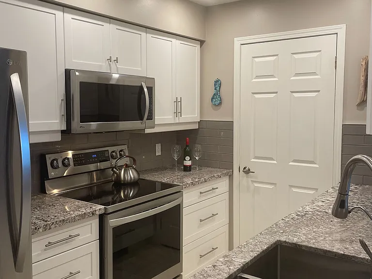 692 Johnston Park Ave — Photo 2