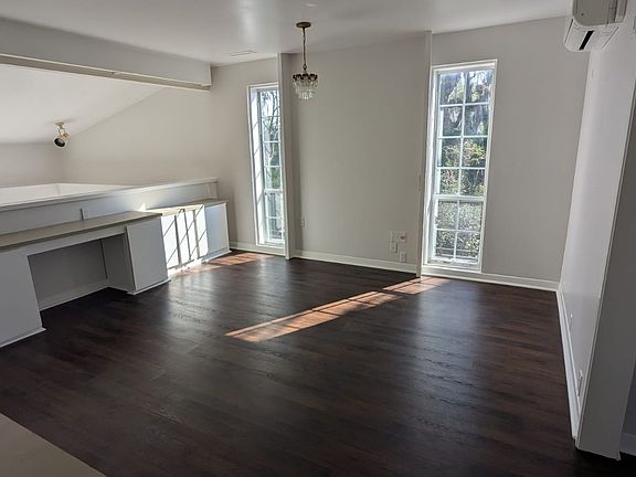 5th image of 203 N Meridian St