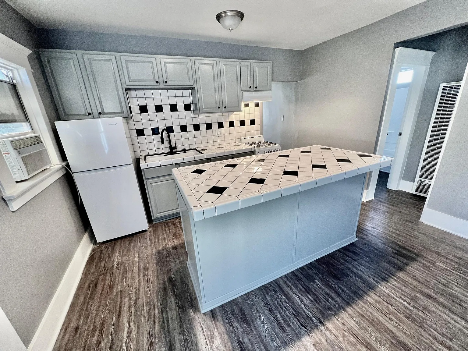 4 bed, 950 sqft, $3,300 — Photo 2