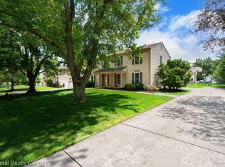 5459 N Piccadilly, West Bloomfield, MI 48322