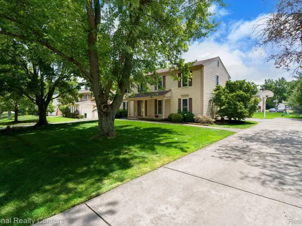 5459 N Piccadilly, West Bloomfield, MI 48322