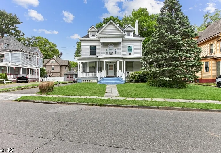 27 Willow Ave — Photo 2