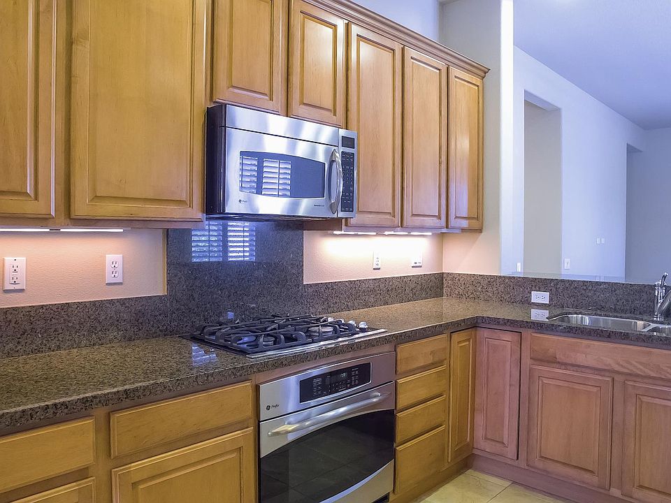 Gas cooking, Granite counter tops, stainless steel appliance