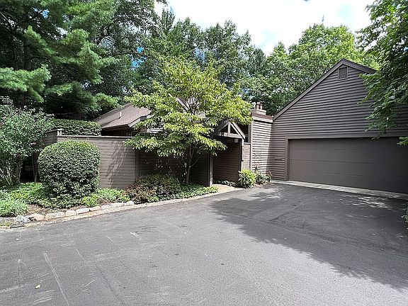 3rd image of 921 Essex Cir