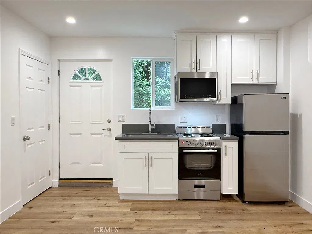 Studio, 300 sqft, $1,695 — Photo 3