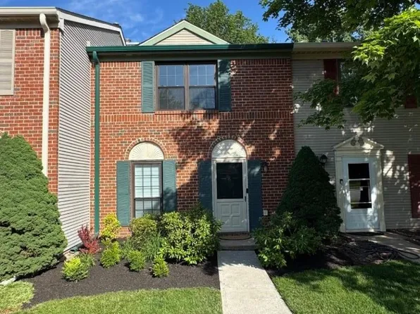 8 Tracy Ct, Franklin Twp., NJ 08823