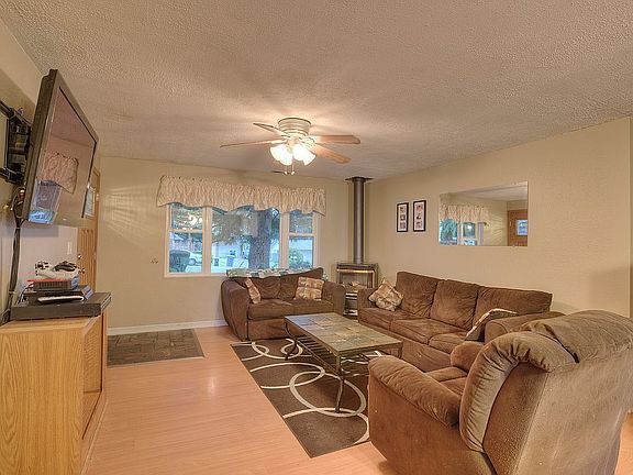 Living Room w/Gas Stove