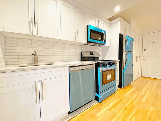 Rented by Douglas Elliman | media 22