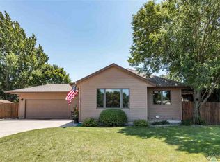 814 S Parkview Cir, Brandon, SD 57005