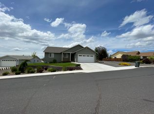 318 NE Hillcrest St, Madras, OR 97741