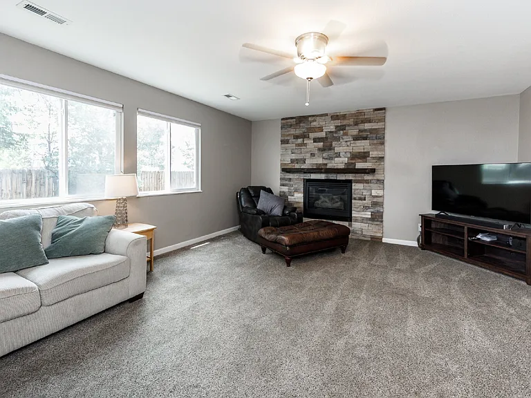 230 Hooper Ct — Photo 24
