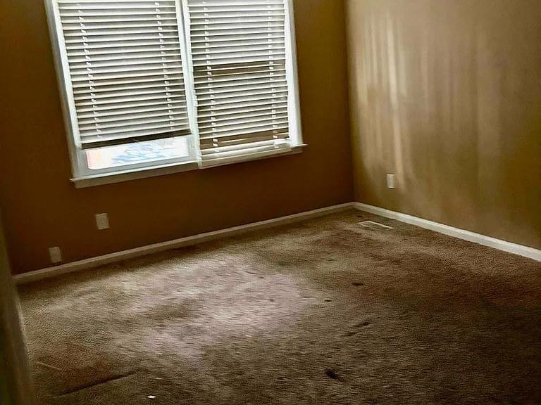 1900 Lyle Dr — Photo 11
