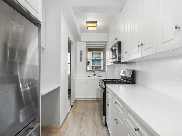 300 East 57th Street image 5 of 10