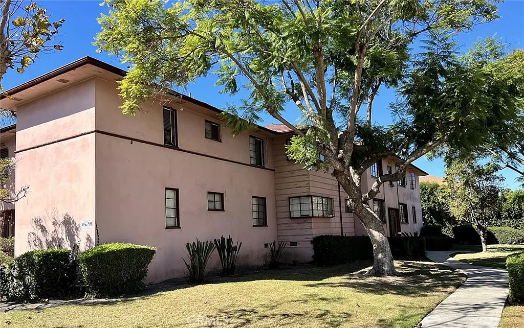 2 bed, 736 sqft, $2,200 — Photo 1