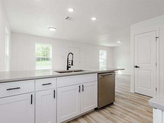 4th image of 308 S 3rd St