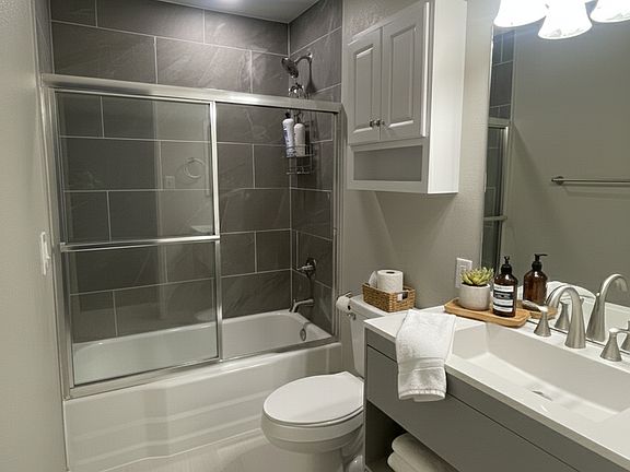 4th image of 219 Lexington St