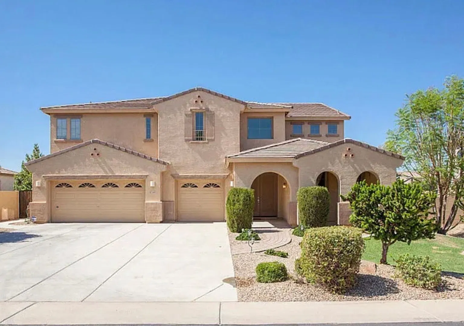 5 Bd Home With Private Pool In Chandler — Photo 1