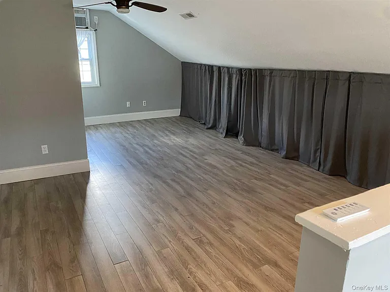 1121 Main St — Photo 3