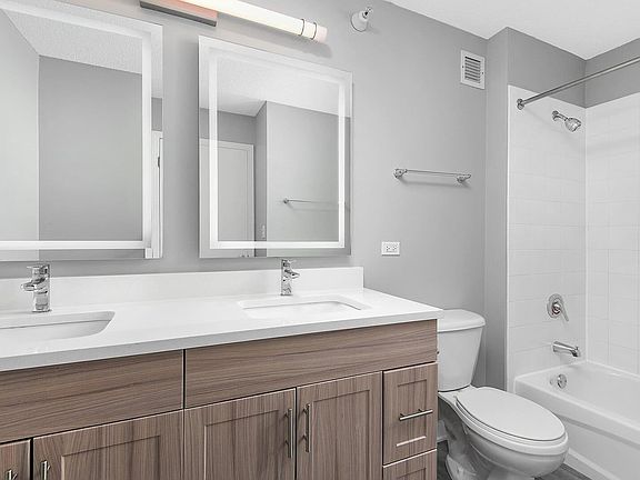 4th image of 363 E Wacker Dr #1717