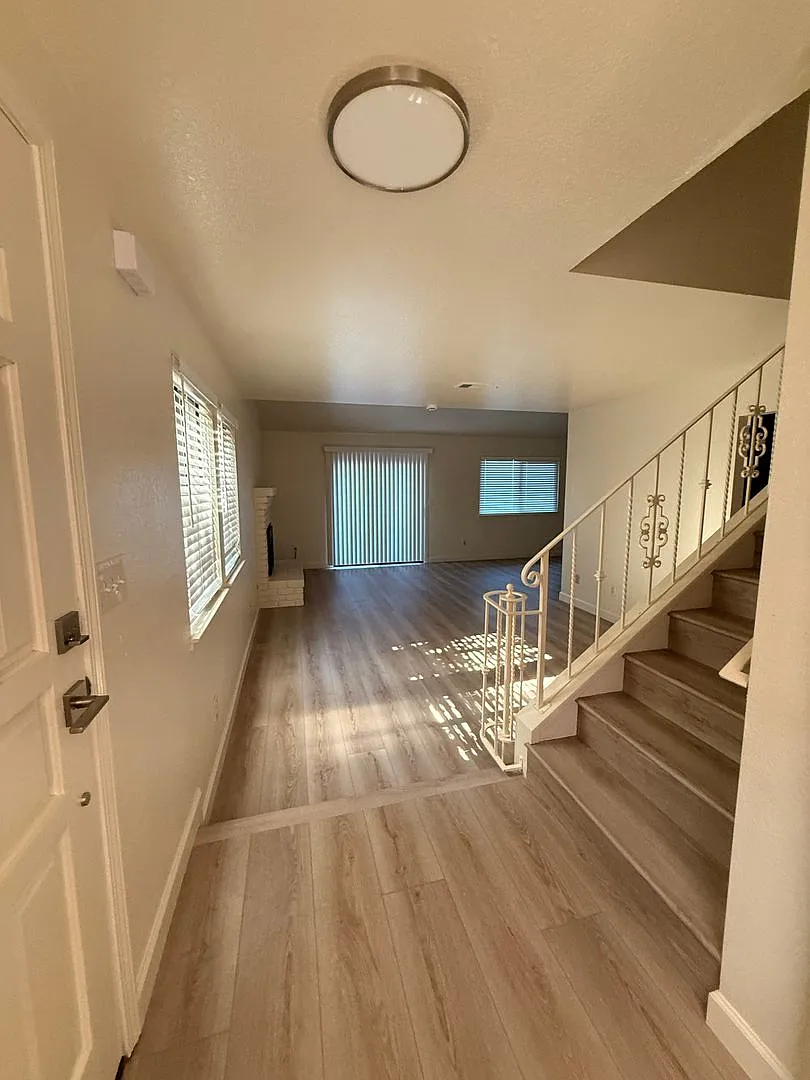 Stunning Updated 3BR/2.5BA Townhome with 2-Car Garage In Manteca — Photo 4