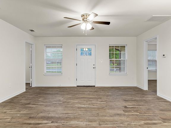 5th image of 1015 W Park Dr