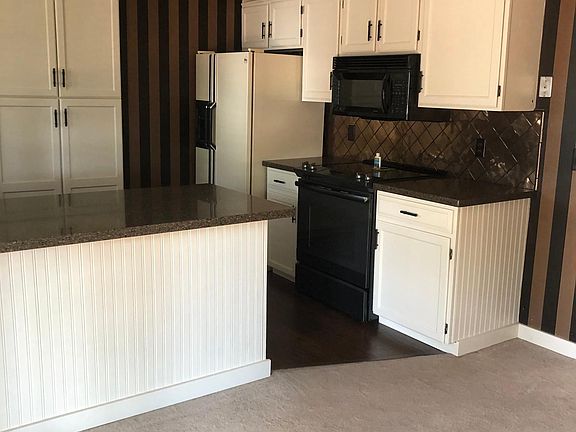 Kitchen with bar/counter area