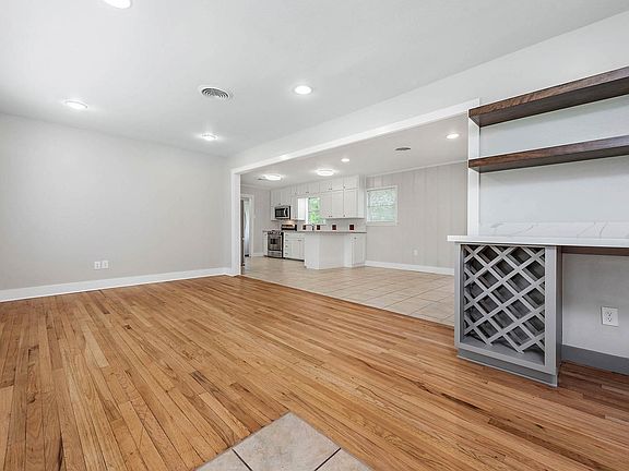 3rd image of 700 Lee Ave