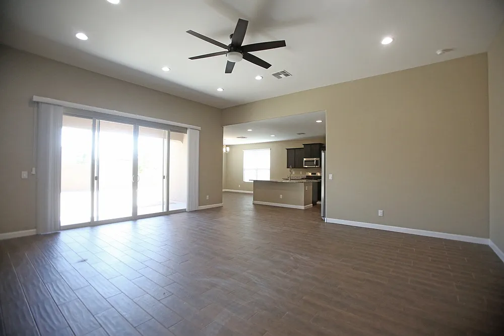 4 Bed + 2 Bath + 3 Car Garage in North Peoria — Photo 4