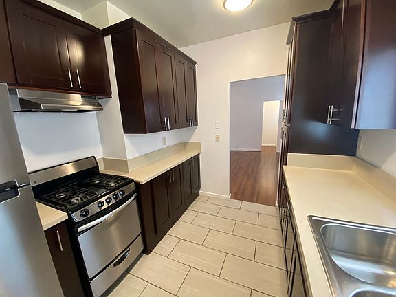 5th image of 711 E 4th St APT 7