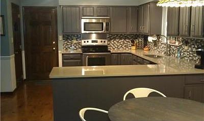 4th image of 10 Lynn Pl