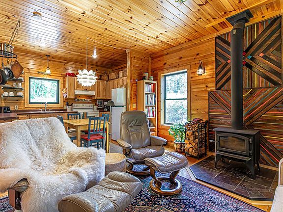 5th image of 1583 Jewel Ridge Rd