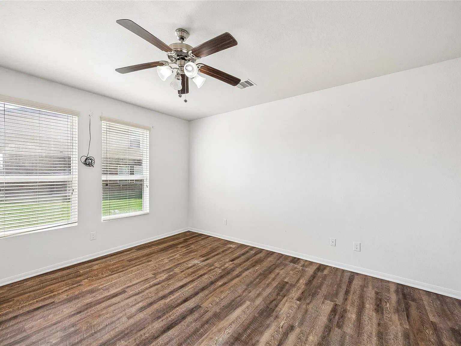 4 bed, 2.5 bath, 2376 sqft, $2,600 — Photo 4