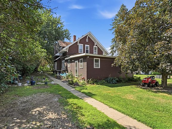 5th image of 624 1st Ave NE