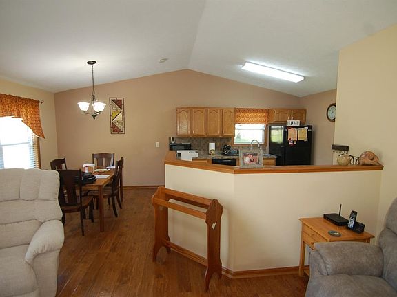 4th image of 23585 Mapleridge Dr