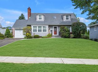 21 Farragut Rd, Old Bethpage, NY 11804