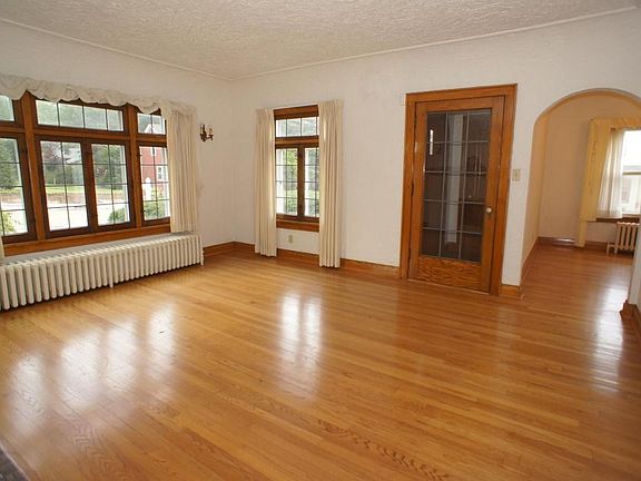 Spacious Lvng Rm w/hrdwd floors