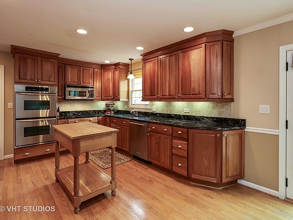 5th image of 220 Carriage Hill Cir