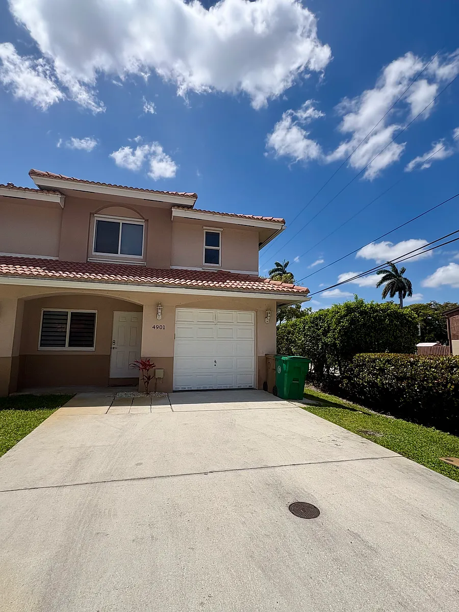 Building Photo - 4901 Palm Garden Ln