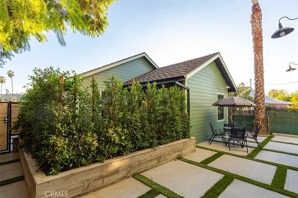 2 bed, 681 sqft, $3,850 — Photo 1