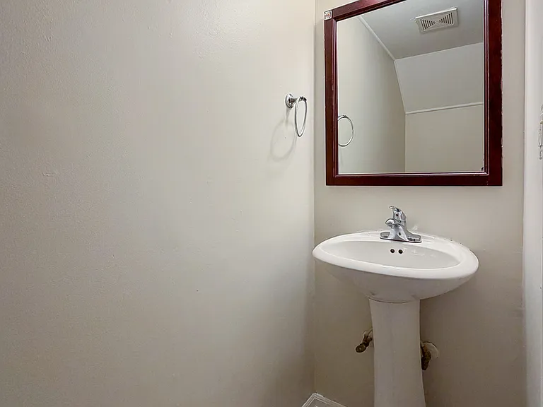 2436 Devonshire Ct — Photo 9
