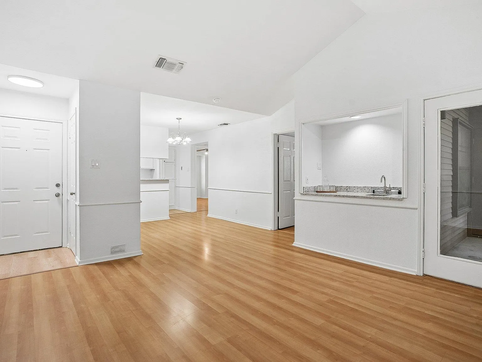 2 bed, 1.0 bath, 846 sqft, $1,200 — Photo 2