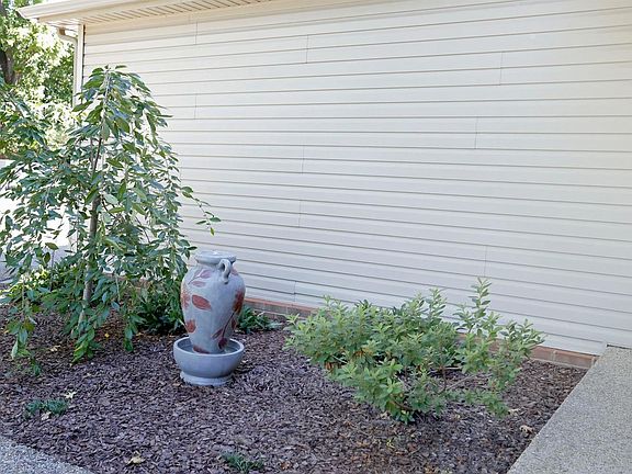 3rd image of 285 Rosemont Gdn APT A