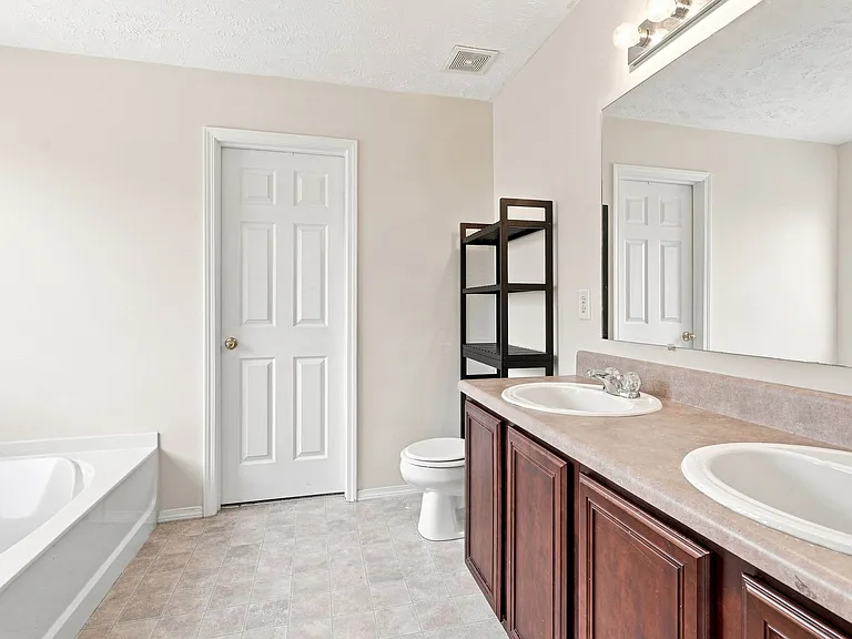 2834 Creekbend Dr — Photo 19