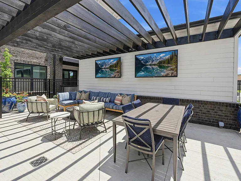 Wilshire Apartments — Photo 8