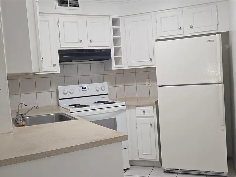 210 Lake Pointe Dr #209 — Photo 27