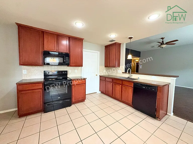 9120 Goldenview Dr — Photo 4