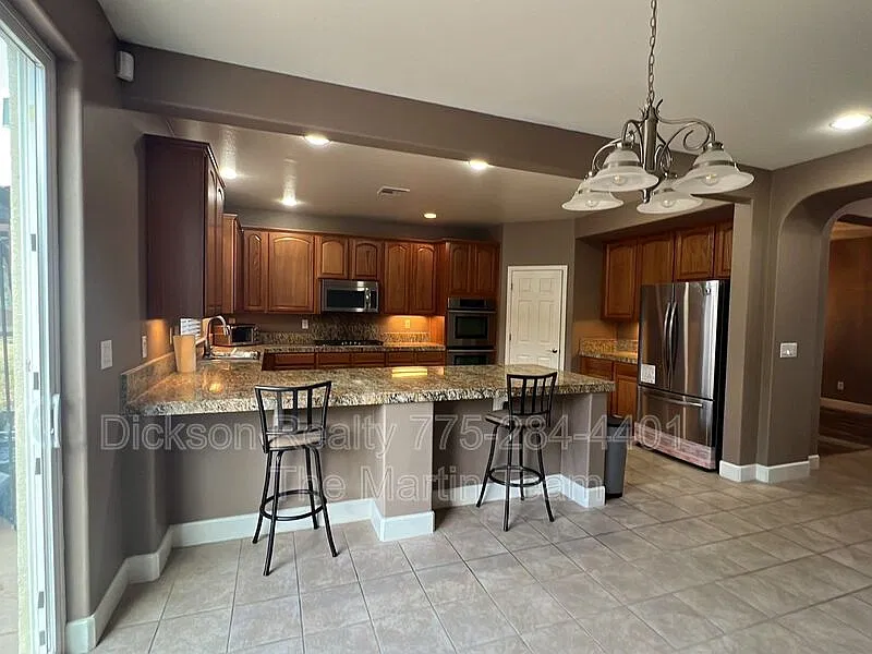 4 bed, 2.5 bath, 2965 sqft, $3,100 — Photo 3
