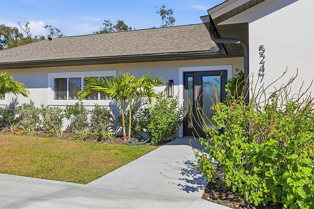 3 bed, 2.0 bath, 2012 sqft, $6,500 — Photo 1