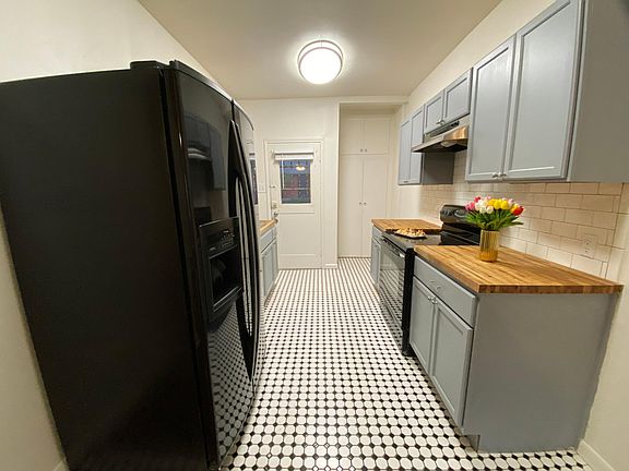3rd image of 326 E Rosewood Ave APT 4