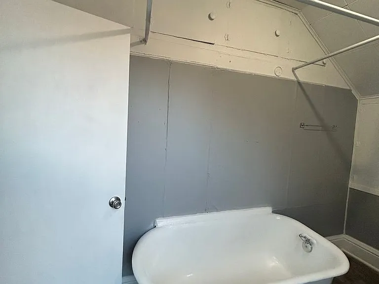 323 Sherman St — Photo 3